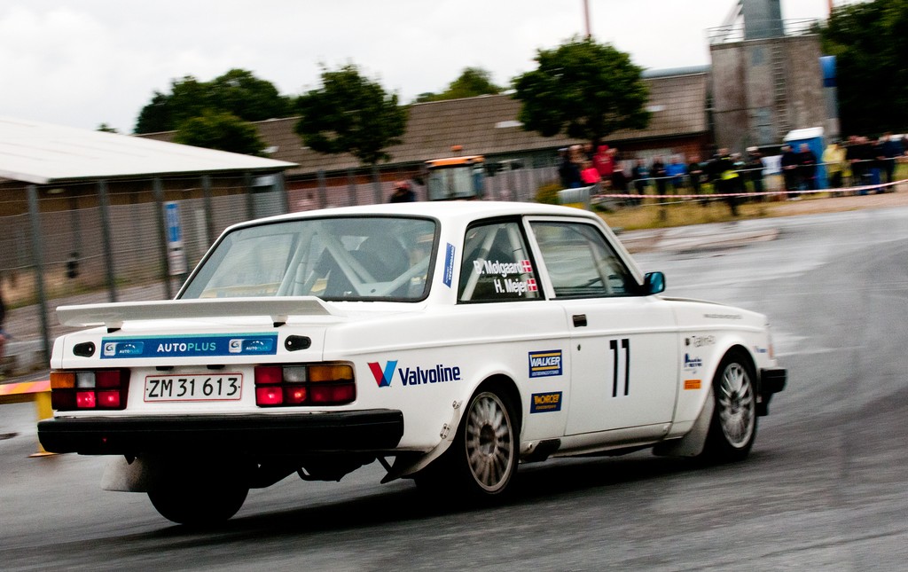 Heino Mejer i fuld kontrol ud af et af de mange sving i Fårvang
(Foto: rallypics.dk)